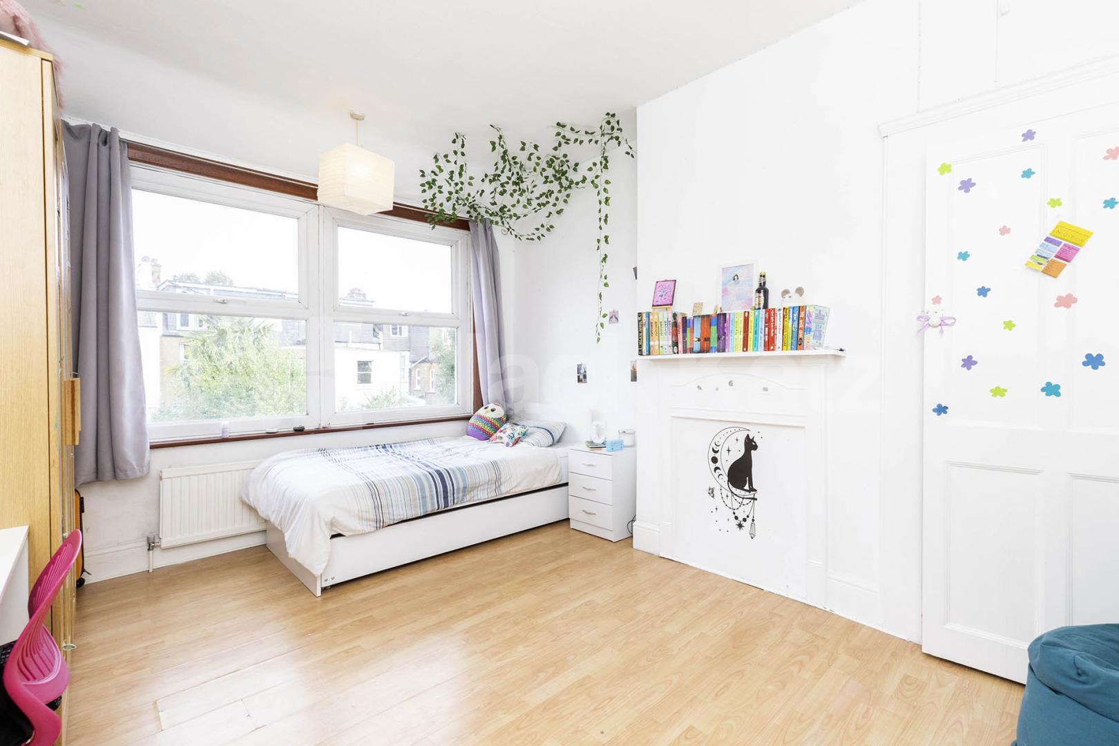 beautiful 3/4 bedroom house that will make the ideal home for a family Fairlawn Ave, East Finchley 